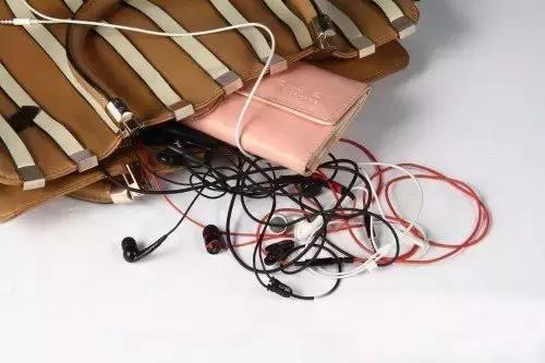 耳机线收进盒子,耳机线拔出来