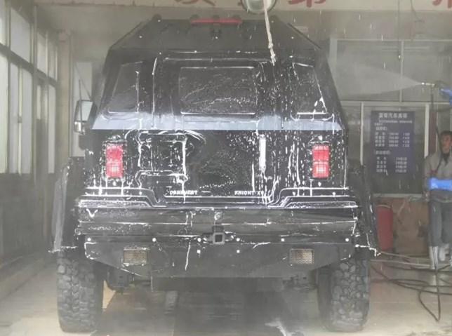 隔壁老王开1500万骑士十五世去洗车，洗车工吓懵了：装甲车做不了