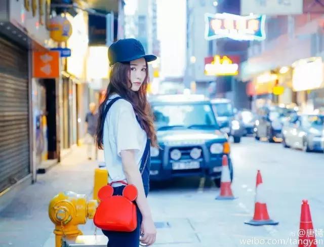 杨幂巧用刘海拯救发际线倍减龄,杨幂一发自拍就被吐槽发际线