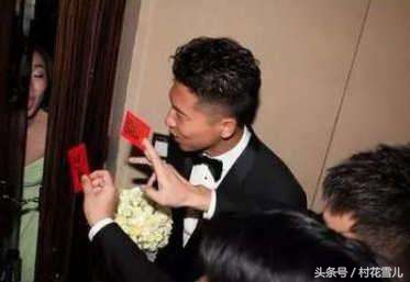 新郎塞了红包伴娘团不开门,新郎给伴娘塞红包却还不开门