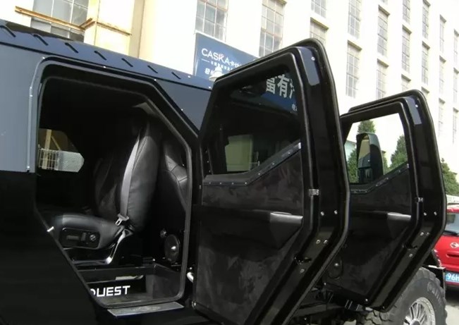 隔壁老王开1500万骑士十五世去洗车，洗车工吓懵了：装甲车做不了