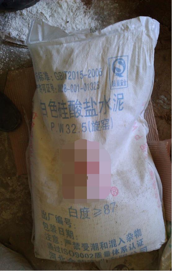 昨天，发现刚砌好的书架变色了，丑死了！师傅竟说用醋浇一下就好