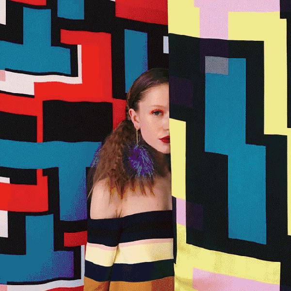 喜欢戴夸张耳饰的不止章子怡，还有她们