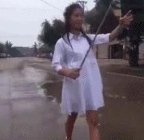 女朋友欠我四块钱，听口气还不想还，我该怎么做？