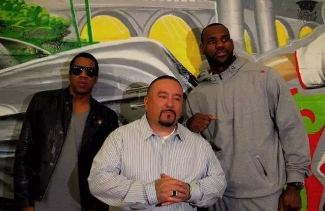 他是众多嘻哈巨星的*用御**纹身师,街头的孩子们都想花大钱请他纹身