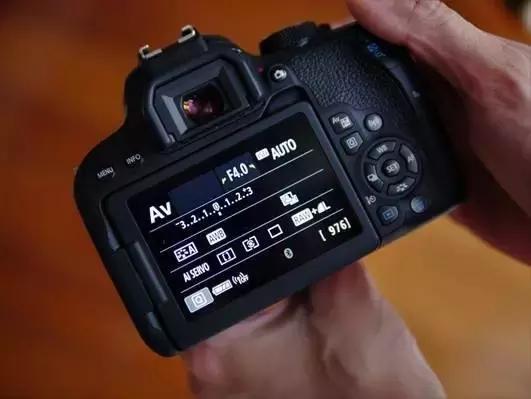 佳能800d与77d哪个更好有什么区别,佳能77d和佳能800d哪个值得入手