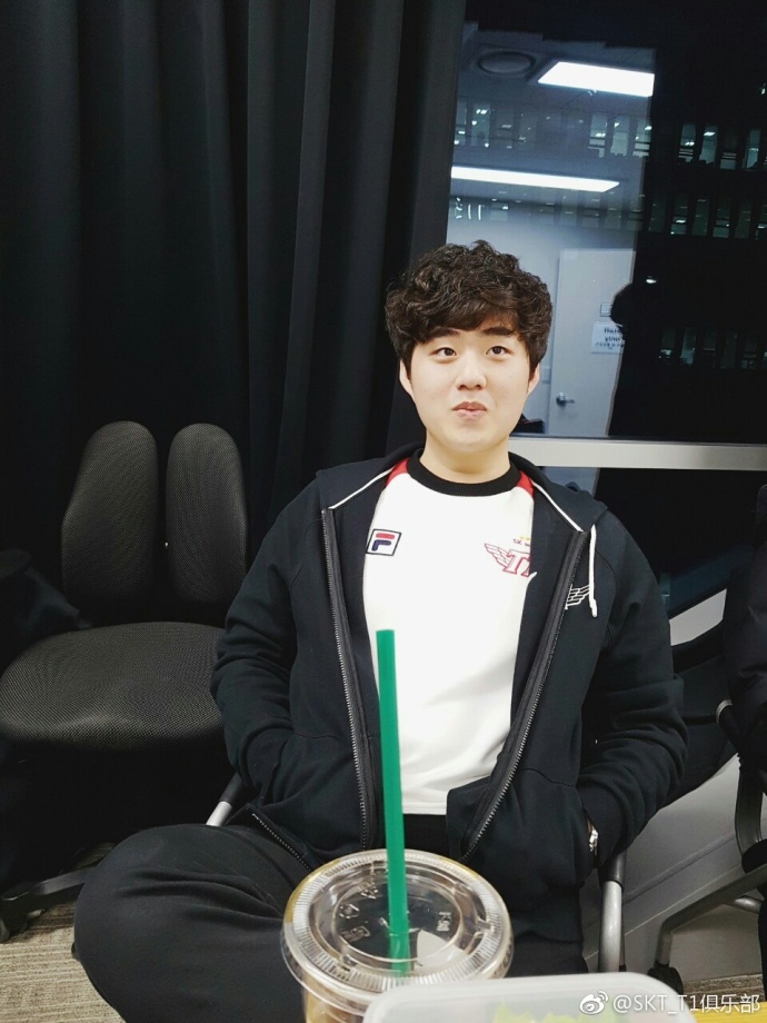 SKT黑色款新队服被晒出，网友：还是红色好看啊！