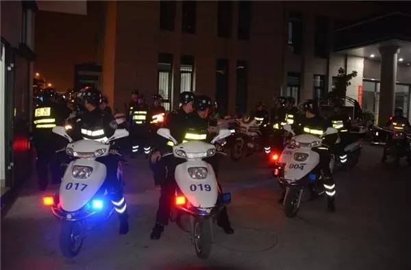 厦门元宵节灯会大街上,厦门街头的路灯