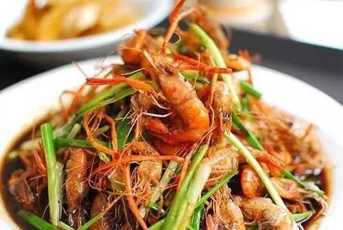 他模仿米其林，引入了专业烧虾师