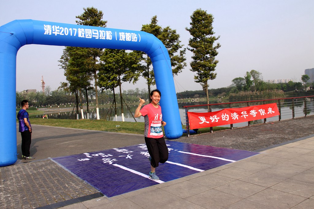 环球同跑迎校庆，清华校友锦城湖畔展英姿（原创）