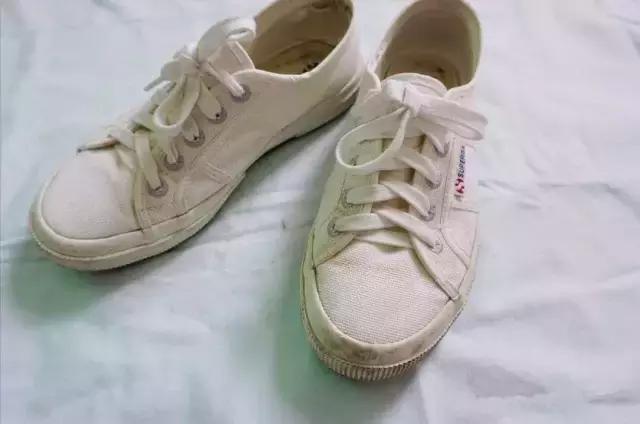 小白鞋清洁去污净怎样使用,小白鞋变黄了变脏了怎么刷白妙招