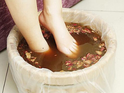 泡脚加什么可以逼出体内湿气寒气,泡脚天天泡多久能把体内湿气祛除