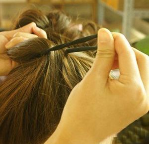 礼仪发型简单扎法花苞头,舞蹈花苞头的扎法教程