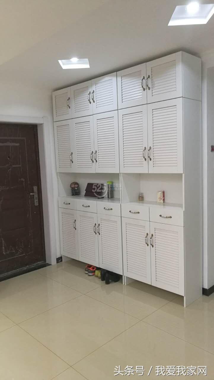 楼梯在正中,楼梯小横梁凸出墙体