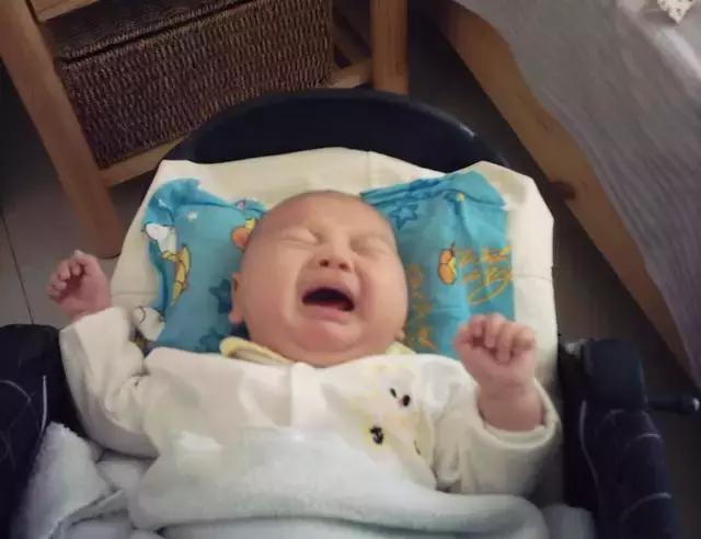 宝宝百日哭得厉害怎回事,小宝宝夜哭10种真实情况对策