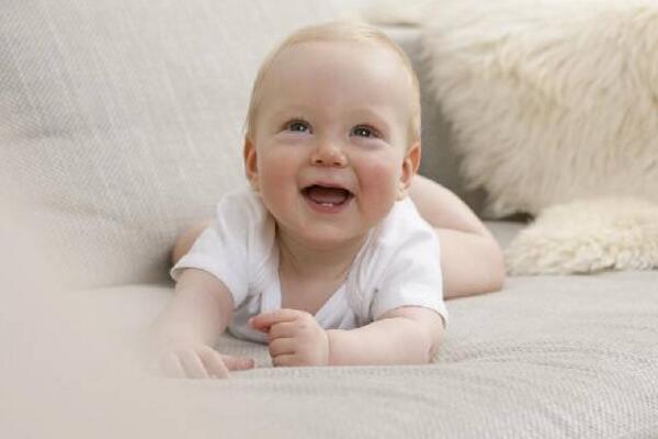 断奶后一边奶涨一边不涨怎么回事,断奶时涨奶有硬块可以用冰冰贴吗