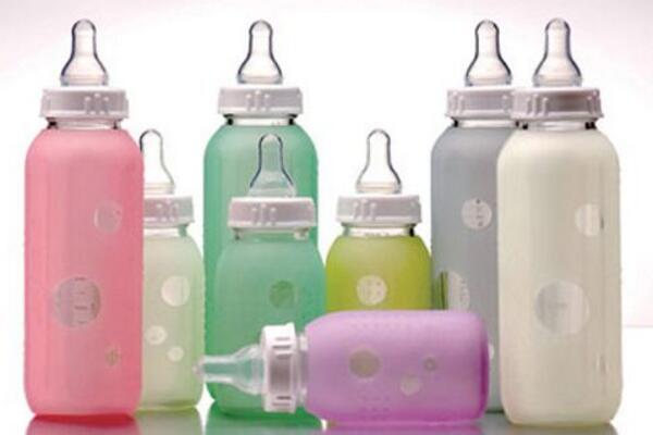 断奶后一边奶涨一边不涨怎么回事,断奶时涨奶有硬块可以用冰冰贴吗