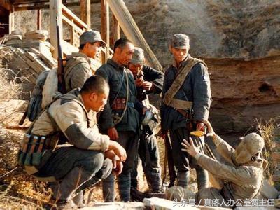 八路军收尸队发现躲在山洞吃人肉不投降的鬼子，银熊奖零拷贝电影