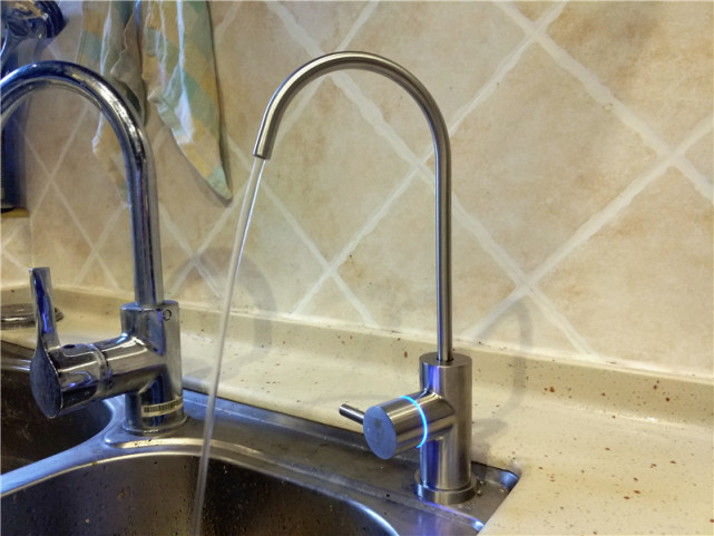 净水机净化出健康的水,万元净水机