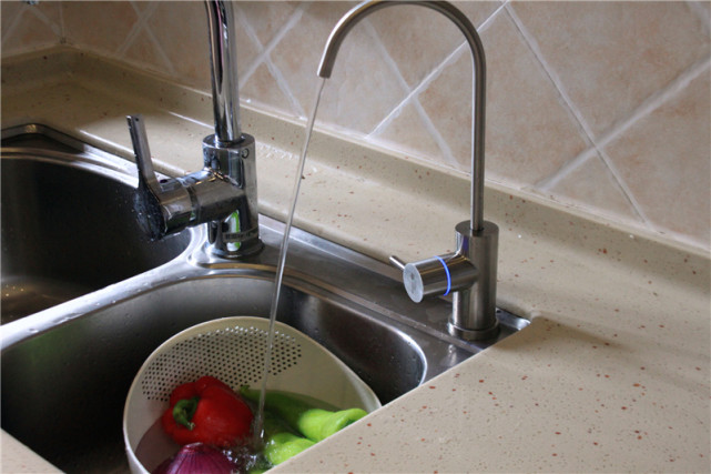 净水机净化出健康的水,万元净水机