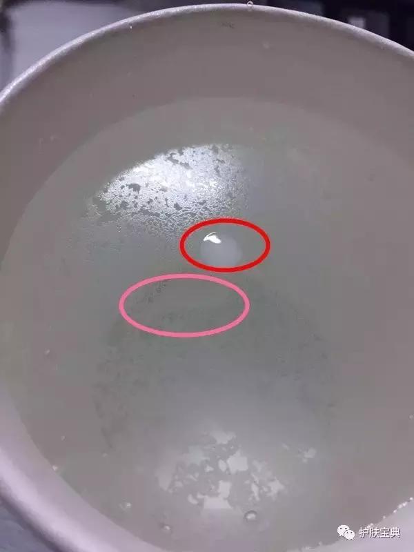 挑化妆水只能靠摇一摇看泡沫多少？