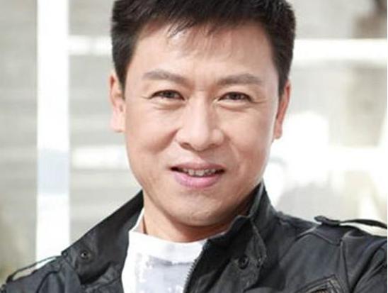 第一代岩男郎凭一剧爆红，出道30年零绯闻，和美妻恩爱25年