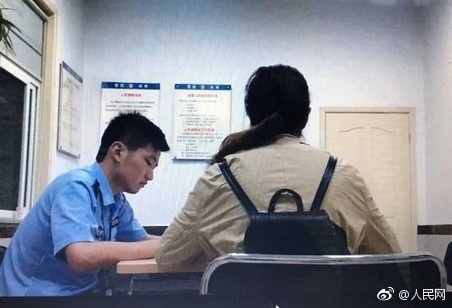 男子骑电瓶车失控撞上路边小哥,男子骑电动车撞上路边停放车受伤