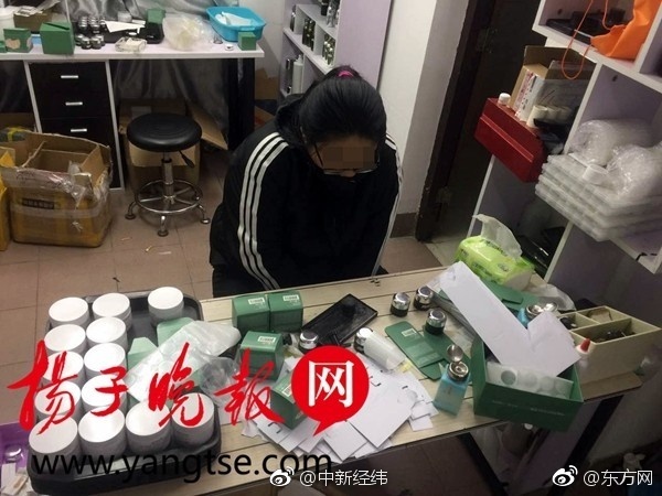 男子骑电瓶车失控撞上路边小哥,男子骑电动车撞上路边停放车受伤