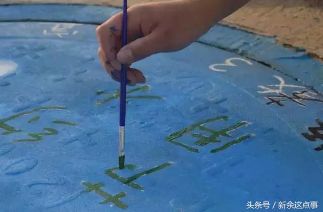 萌萌哒！新余某学校校园里的井盖换上”新衣服“啦，快来围观～