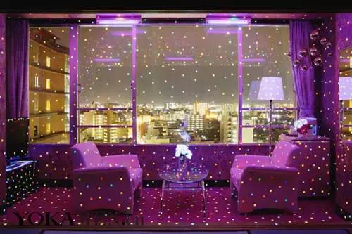 草间弥生跨界玩室内设计，你敢住进这样扎眼的房间吗？！