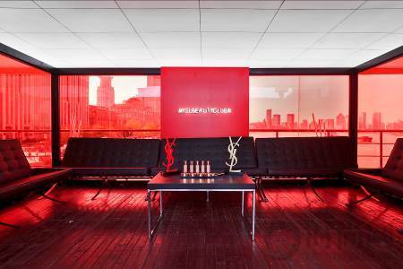 亚洲首场YSLBEAUTYCLUB登陆上海——YSL圣罗兰美妆酷炫开启游轮快闪店