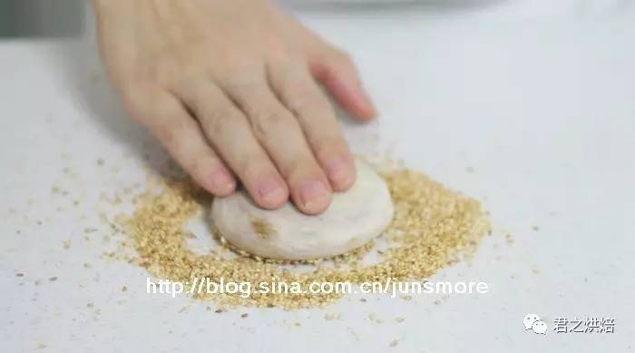 烤制麻酱烧饼教程全过程,外脆里软的麻酱烧饼层层咸香好吃