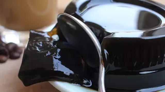 正宗的龟苓膏是什么配料,甜品店正宗龟苓膏的制作方法