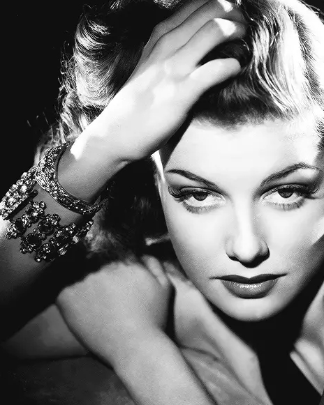 矮胖女孩丑照被人寄给选美赛，她竟因此赢得大奖踏上璀璨星途