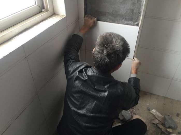 家里的瓷砖砸了一个小点怎么修复,地面瓷砖砸坏一个大坑怎么修补