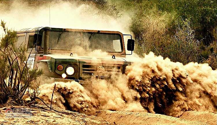 车标有点像保时捷的越野车,有点像倒三角形车标的越野车