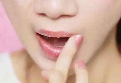 怎样淡化唇纹效果最好的方法,减少唇纹的有效方法