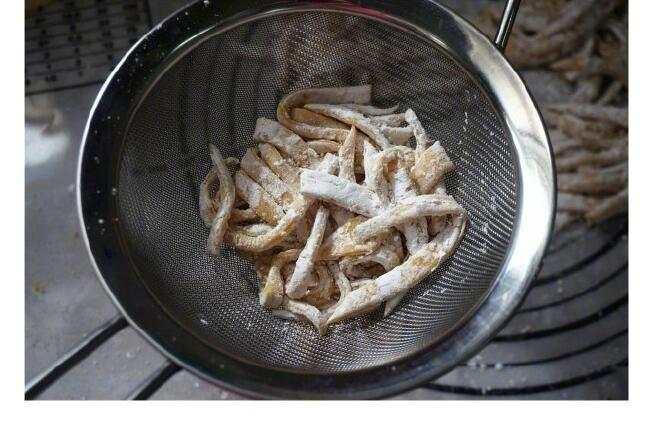 沙琪玛怎么做出来硬硬的,自己在家做的沙琪玛怎么那么硬呢