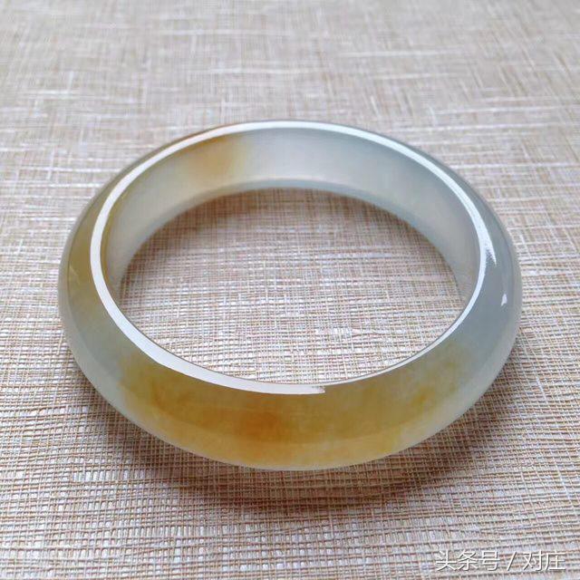 翡翠手镯戴在左手好还是右手,翡翠手镯是戴左手好还是戴右手好