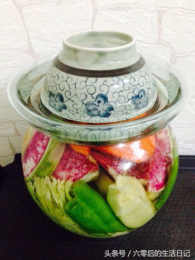 如何用吃剩的泡菜水腌泡菜,腌制泡菜上面有一层白沫怎么处理