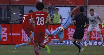 中超裁判眼瞎名场面,睁眼瞎的足球裁判