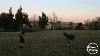 足球单手扑高空球技巧,足球高空球怎么解围