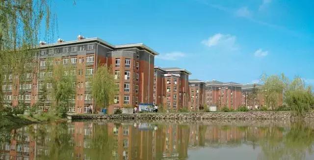 这所颜值逆天的学校，不仅是剧组常驻地，连教授都是国内一线明星