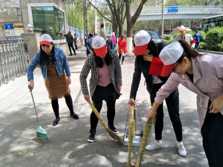 西宁十里铺小学践行*党**员先进性清洁校园做楷模