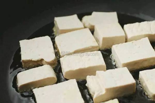 豆腐的这种做法太下饭了，咬一口会爆汁，孩子把盘子都舔干净