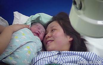 组图:孕妇分娩全过程,确实太费力气!