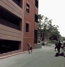 小朋友，你才多大呀？就敢搞鸡！妈妈同意了吗？