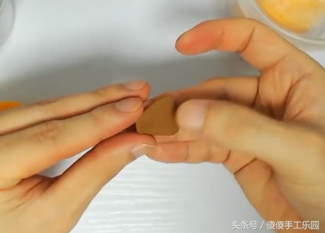 创意diy粘土制作,还记得宫崎骏动画里的(龙猫)猫巴士吗