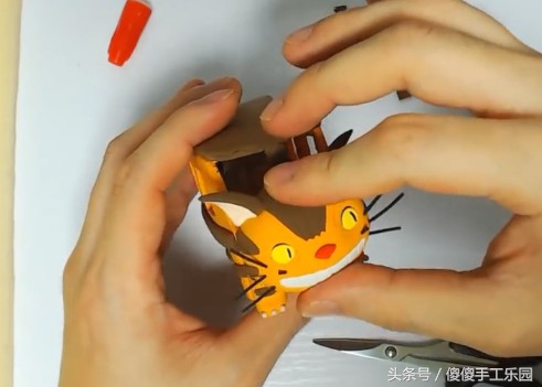 创意diy粘土制作,还记得宫崎骏动画里的(龙猫)猫巴士吗