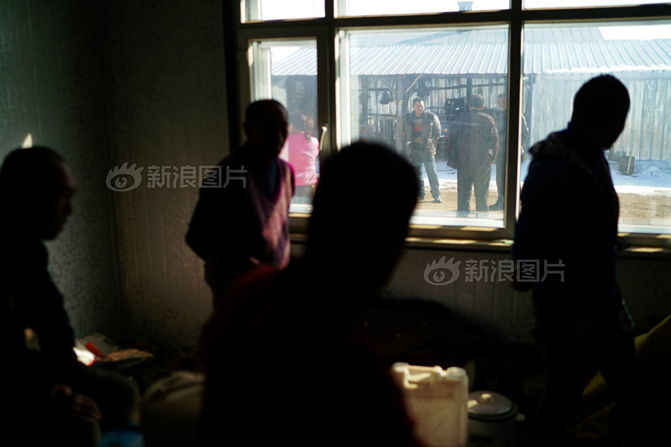 “疯狂的玛瑙”农民工熬夜寻宝，“淘石客”日赚千元的心酸~